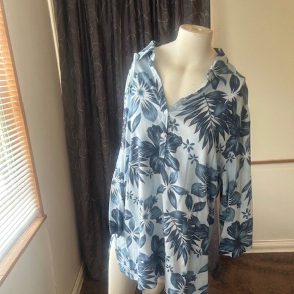 Spiegel 4 U Blue Floral V-neck 1/4 button down 3/4 sleeves tunic, size 3X